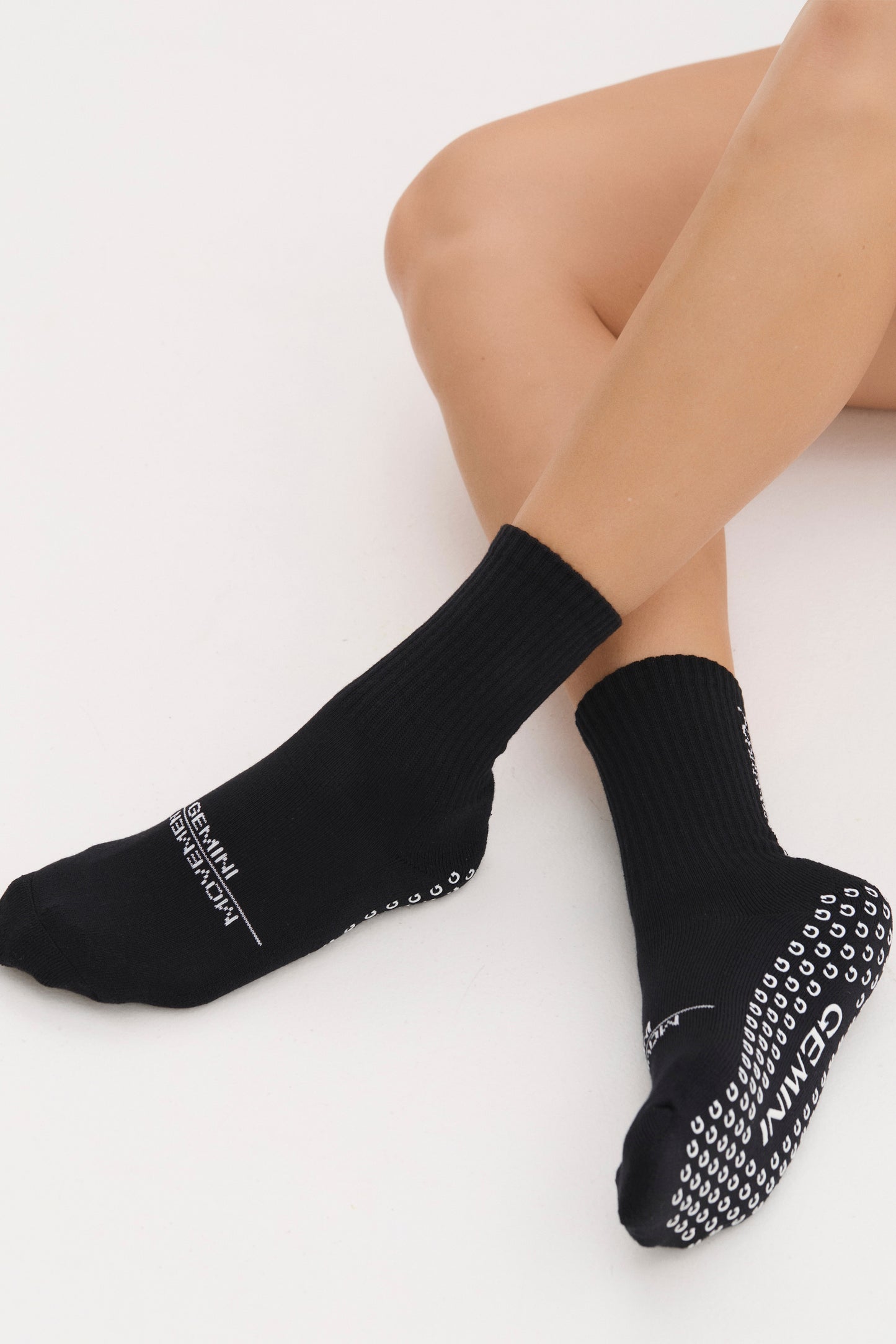 unisex black pilates grip socks for men and women non slip