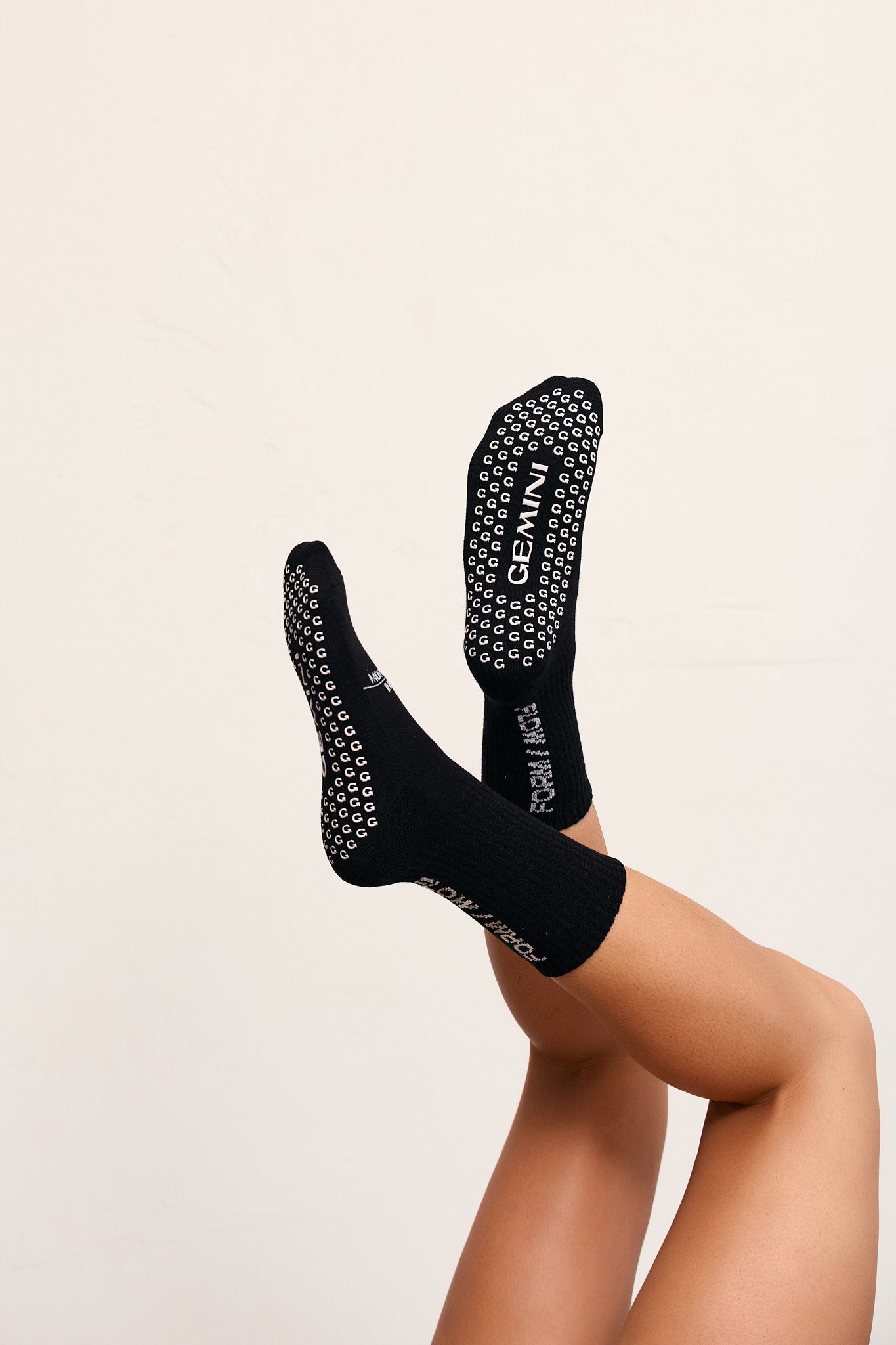 popular unisex black non slip pilates socks for reformer